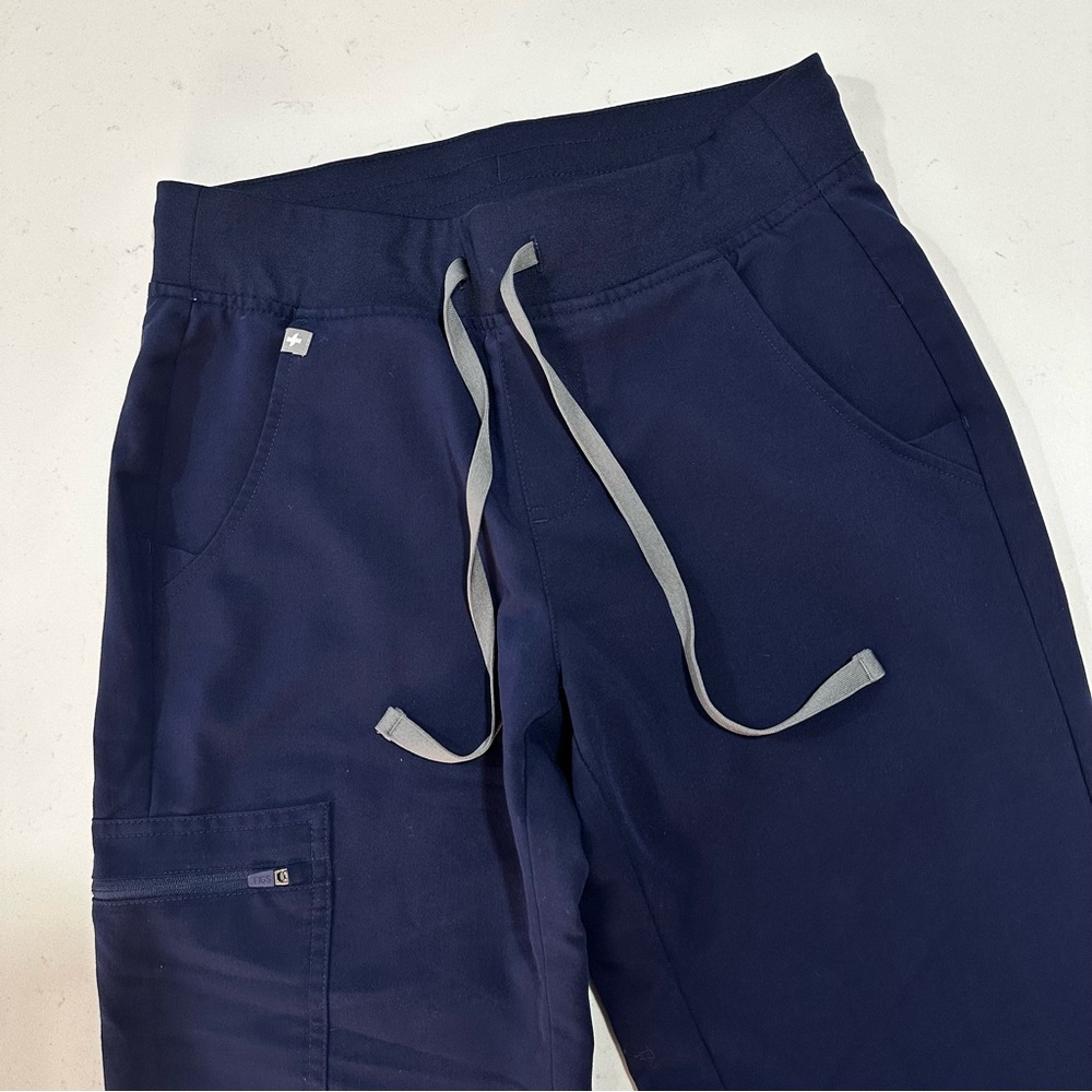 FIGS Scrub Set Catarina One Pocket Top & Zamora Joggers - Size XS - Picture 10 of 14